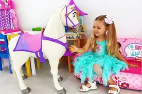 小男孩拿走小萝莉的娃娃！哥哥捉弄妹妹！萌娃兄妹日常！视频封面