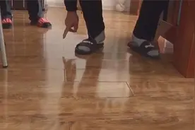 青岛尚乐城小区一民房走路震动还带回声，总包方称是地板问题？