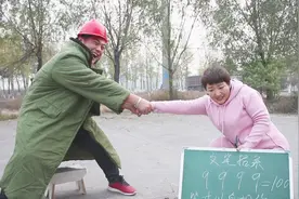 搞笑剧：四个9如何等于100，答对姑娘就出嫁，不想农民工小伙答对