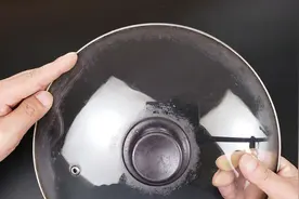 不管锅盖缝隙多黑多脏，这样一擦就掉，彻底去除油垢，方法太棒了