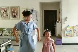 婆婆让我给她拍照，衣柜里面裙子还挺多，换上新裙子唱歌跳舞！视频封面