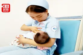 最美临时妈妈！父母车祸婴儿饿得直哭 护士解衣喂奶宝宝立刻安静视频封面