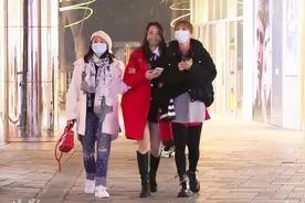 冬季美女都爱穿长靴，搭光腿神器自然，配黑丝性感，唯皮裤最少见视频封面