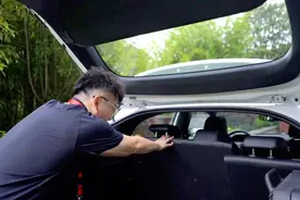 思域两厢后备箱支持4/6放倒，收纳条左右切换设计超贴心？