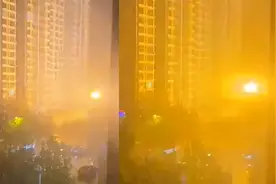 火花带闪电！河北石家庄一电线杆着火，线路漏电爆闪好似灯光秀视频封面