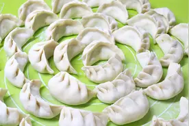 油渣再也不要倒，简单煮出了一锅油渣饺子，比猪肉馅都还香太多视频封面