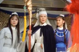 五郎八卦棍：潘美携圣旨闯杨家祠堂，太君拿出龙头拐杖，惩恶锄奸视频封面