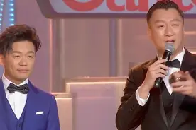 孙红雷颁奖典礼名场面：“中将”上台亲自为其颁奖，荣耀实至名归