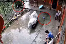 比扔的都准！湖南7岁男孩踢球，一脚将鞋踢进舅舅碗里，笑翻网友视频封面