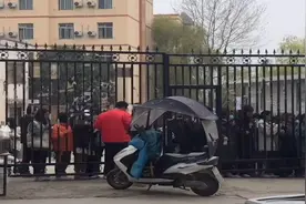 高校禁止学生点外卖 商家:我们可以打疫苗做检测,不要断我们生路视频封面
