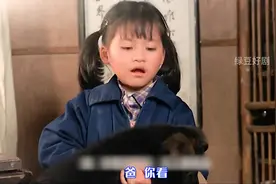 捡废品的大叔捡了一个女婴儿视频封面