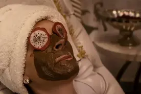 奇幻片：白雪公主不再傻白甜，收到毒苹果不但没中招，还分给继母视频封面
