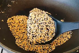 教你传统手工芝麻盐的制作方法，简单2步就搞定，香味浓郁真好吃视频封面