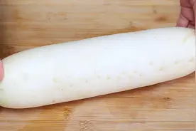 秋天多吃白萝卜，教你养生吃法，不炒不凉拌，睡眠足精神棒，真香视频封面