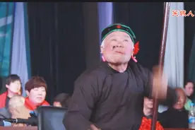 乡村风俗第二集——农村老太太拉二胡 优美动听群众直叫好视频封面