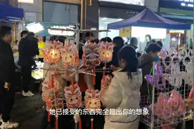 11岁女孩假期摆摊10多天挣上万元 爸爸直呼社交能力判若两人视频封面