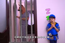 儿童视频：小偷偷偷进入了小女孩的家里，警察睡着了竟然没有发现视频封面