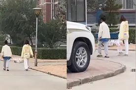 两女生抬棍子为全宿舍带饭：整根棍子都被饭挤满视频封面