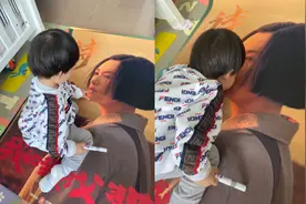 章子怡晒小儿子，萌娃深情亲吻妈妈电影海报，发量浓密小脸肉嘟嘟视频封面