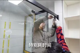 卫生间淋浴区空间较小，安装折叠式玻璃隔断，既省空间又美观视频封面