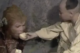 西游记：猴哥被压五指山，那个喂悟空吃桃的小孩，究竟是什么来历视频封面