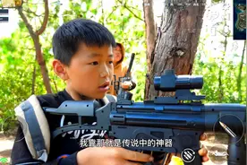 和平精英真人版：小胖子被追着打，原因是队友拍照？视频封面