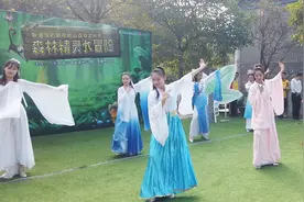 第一次近距离观看舞蹈表演，蓝色裙子这位妹子跳得太好了视频封面