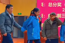 高三女孩拉着父亲一起上台领奖 父亲站在讲台上悄悄抹泪视频封面
