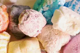 家里剩余的香皂渣捏成球，微波炉一分钟就变成清脆干碎的皂皂云视频封面