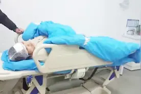 赞！路牌突然倒下，女老师用身体挡住被砸昏迷，救下身后一群学生视频封面