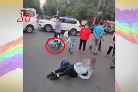 女子骑共享单车突然掉链子 重重摔倒 责任谁来承担视频封面