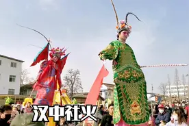 陕西非遗汉中社火展演，南郑协税高跷和洋县龙亭平步，哪个更精彩视频封面