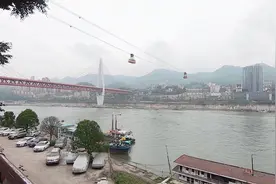 本来要倒闭的重庆长江索道，被游客带火了，老板肠子都悔青了视频封面