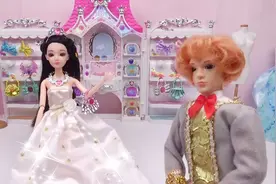 芭比公主和王子挑选结婚穿的婚纱，王妃穿上白婚纱太美了！
