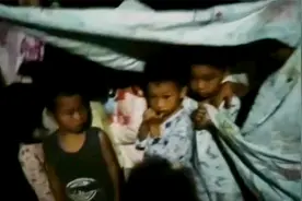 泸县地震，幼儿园老师雨中用被子包裹幼童，颤抖着给家长报平安视频封面