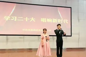 小学汇演父女合唱《万疆》，爸爸一开口惊艳全场，台下掌声不断