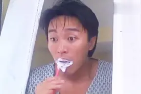 情圣：周星驰看到泳池里有美女，开心到从楼梯上滚下来视频封面
