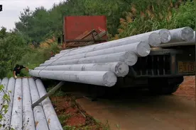 不用吊车，2个民工20分钟就把一车重达2000斤一根的电线杆卸下来视频封面
