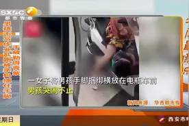 男童被亲妈捆绑手脚横放电车踏板，嚎啕大哭引交警关注|都市快报视频封面