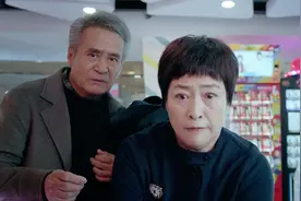 老闺蜜：刘大夫和林先生逛街，谁料她还是抓娃娃高手，太厉害了视频封面