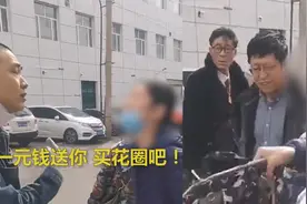 黑龙江女子欲把购物车推回家，被拦怒骂工作人员：钱给你买花圈！视频封面