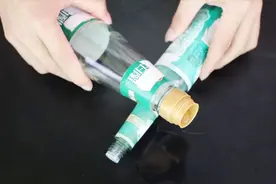 白醋和花露水滴在水中，没想到这么厉害，解决了很多人家里的烦恼视频封面