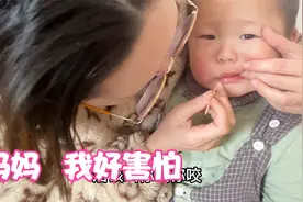 宝把垃圾都往嘴里填，塑料片卡在牙齿里！还好宝爸心狠直接扣出来视频封面