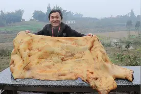 200买一张牛皮，火烧2小时外皮焦黄清洗干净，就是太难处理了视频封面