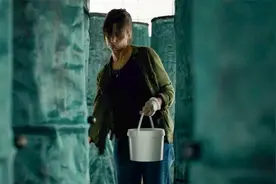 女子养昆虫卖可效果不佳，无奈偷偷加点料，却引发恐怖变异，影视视频封面