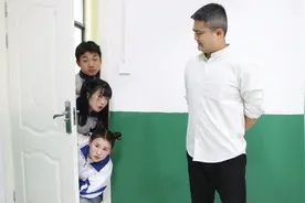 不同学生迟到老师的反应，学霸和学渣的结局却大不相同，太逗了视频封面