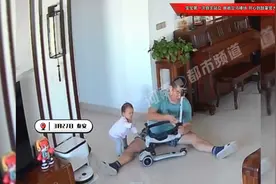 宝宝第一次自主站立，爸爸立马捧场，开心到鼓掌竖大拇指视频封面
