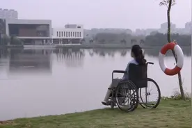妻子瘫痪10年，丈夫为让她站起来故意落水，下秒奇迹发生视频封面