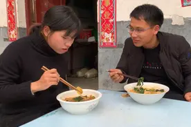 婷婷在家做麻辣烫，为啥要加纯牛奶？老公：一人吃一大盆，过瘾！视频封面