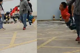 开学男孩不愿上学，家长索性拎着走，场面爆笑像极了我们小时候！视频封面